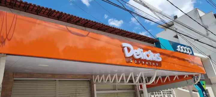 Letreiro em acrílico em relevo luminoso — Corte e gravação a laser